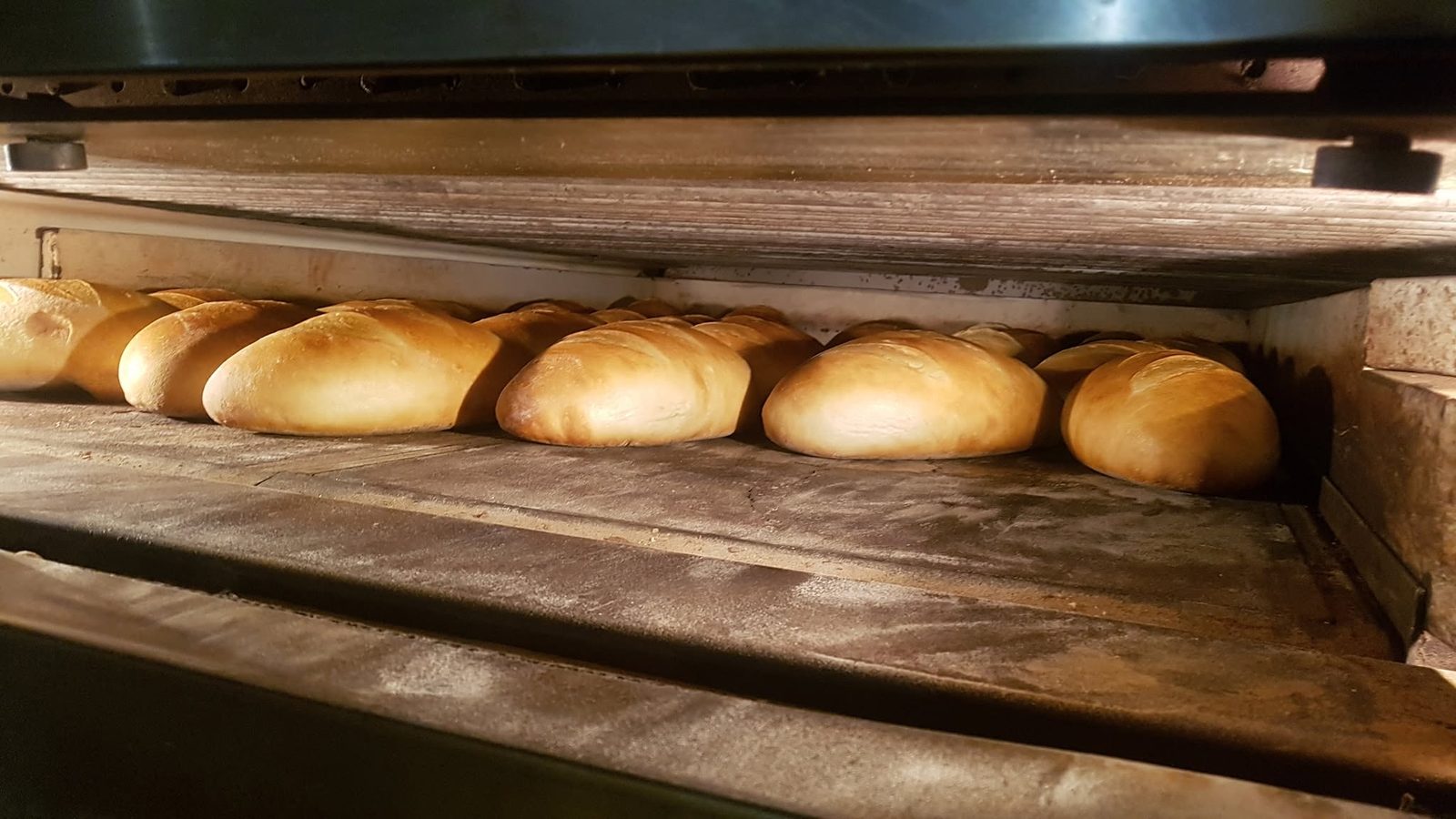 Pâini în cuptorul brutăriei