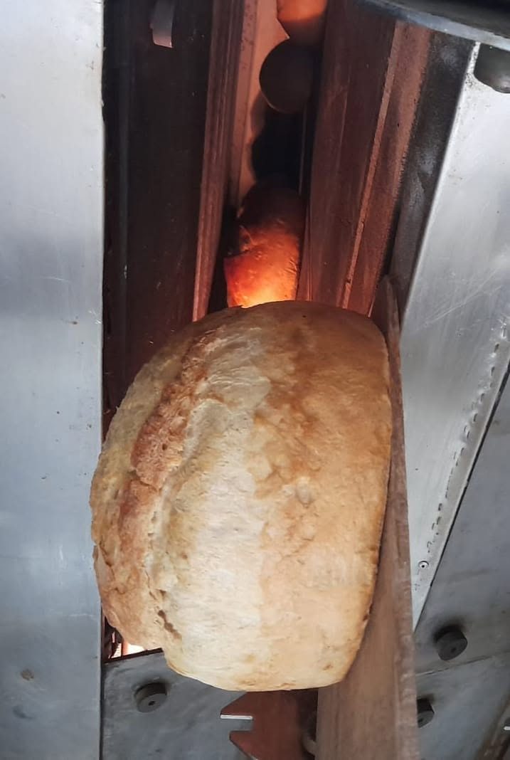 Pâine scoasă din cuptor pe lopată