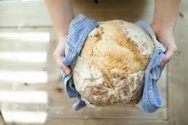 Pâine caldă ținută în mâini